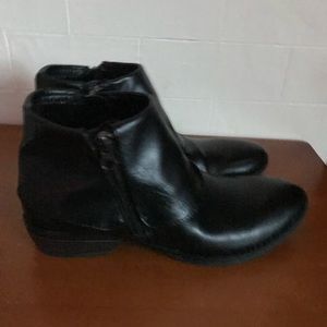 B.O.C. Size 7.5M Black faux leather Atlanta ankle booties with side zippers